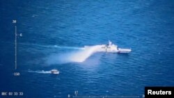 中国海岸警卫队2023年8月8日发布视频显示,中国海警船在南中国海存在主权争议的海域以水炮和危险动作攻击和拦阻菲律宾补给船。