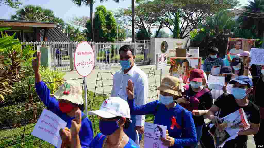 ရန်ကုန်မြို့ရှိ အမေရိကန်သံရုံးရှေ့ စစ်အာဏာသိမ်း ဆန့်ကျင် ဆန္ဒပြ မြင်ကွင်း။