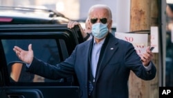 Tổng thống tân cử Joe Biden nói chuyện với các nhà báo khi rời hí viện The Queen, ngày 18/11/2020, tại Wilmington, bang Delaware, Hoa Kỳ.