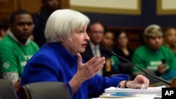 2016年时任美联储主席的耶伦在国会出席听证会 (美联社 2016年2月10日)