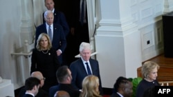 前第一夫人罗莎琳·卡特的悼念仪式于2023年11月28日在佐治亚州亚特兰大市格伦纪念教堂举行。照片显示美国总统乔·拜登、美国第一夫人吉尔·拜登、美国前总统比尔·克林顿和前国务卿希拉里·克林顿抵达会场。所有在世的前第一夫人都参加了罗莎琳·卡特的悼念仪式。(法新社照片)