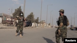 塔利班武装分子把持了通向国际机场的一条通道(路透社2021年8月29日)