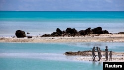 太平洋岛国基里巴斯的一个海滨。