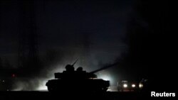 一辆坦克星期一(2022年2月21日)开进乌克兰分离地区顿涅茨克的大街。