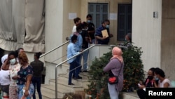 资料照片:埃塞俄比亚移民在贝鲁特的埃塞俄比亚大使馆外等待救助。(2020年7月16日)