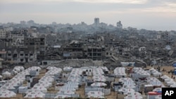 加沙地区流离失所的巴勒斯坦人搭建了帐篷营地。(照片来源:美联社)
