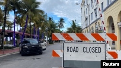 佛罗里达州迈阿密市当局在一条酒吧街实施宵禁以控制新冠病毒疫情(路透社2020年7月18日)