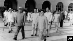1963年7月,以邓小平为团长的中共代表团前往苏联谈判。刘少奇、周恩来、朱德、彭真到机场送行