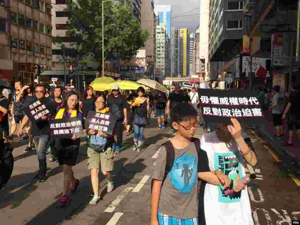 香港几十个政党和团体在中国十一国庆当天下午,举行反威权大游行,抗议政治打压,要求律政司司长袁国强下台。数以万计的港人走上街头,表达反对他们看来的来自北京和香港特区政府的威权打压。