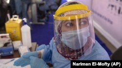 Nữ y tá trong trang bị bảo hộ chuẩn bị xét nghiệm virus corona tại Trung tâm Trường đại học Ain Shams ở Cairo, Ai Cập (ảnh chụp ngày 17/6/2020)