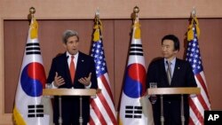 美国国务卿克里(左)4月12日在首尔与韩国外交通商部部长尹炳世联合举行记者会