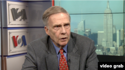 洛德接受美国之音采访(视频截图)