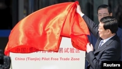 中共天津市代理书记兼市长黄兴国在中国(天津)自由贸易试验区揭幕仪式上(路透社图片,2015年4月21日)