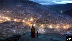 一位尼姑站在四川省甘孜藏族自治州色达县境内的喇荣五明佛学院的宿舍附近(2006年10月1日)