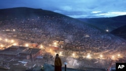 一位尼姑站在四川省甘孜藏族自治州色达县境内的喇荣五明佛学院的宿舍附近(2006年10月1日)