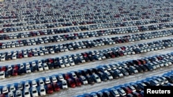 资料照片:2017年1月16日,中国辽宁省沈阳市的一个停车场停泊的新车。(路透社照片)