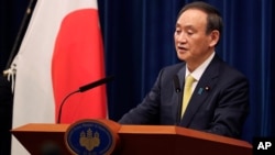 日本首相菅义伟在记者会上讲话。(2020年12月4日)