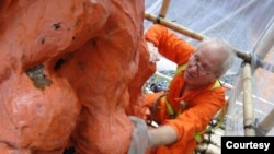 2013年,高志活(Jens Galschiot)赴香港统筹“国殇之柱”维修工作。(照片提供:高志活)