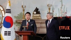 尹锡悦抵美后第一场正式活动是会见网飞(Netflix)共同首席执行官泰德·萨兰多斯(Ted Sarandos)。(路透社转发)