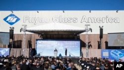 资料照片:福耀集团董事长曹德旺在位于俄亥俄州代顿附近的福耀玻璃美国工厂开业典礼上发表讲话。(2016年10月7日)