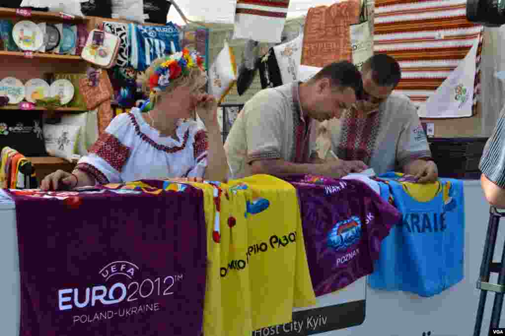 У фан-зоні чимало кіосків із сувенірами