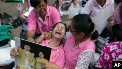 2016年10月13日泰王普密蓬·阿杜德逝世后,悲恸的人群中一位妇女痛哭失声。