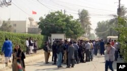 枪手袭击了中国驻卡拉奇领馆 (美联社)