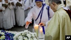 Archbishop Giambattista Diquattro, Apostolic Nuncio to India, lights lamp at the tomb of Saint Teresa to mark the death anniversary of the Saint in Kolkata, India, Sept. 5, 2017.