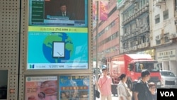 香港特首李家超公布任内第3份施政报告,当局在商业区建筑物外提供电视直播,却无市民驻足观看。(美国之音)