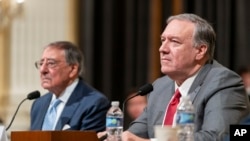 前美国国务卿麦克·蓬佩奥(右)和前国防部长莱昂·帕内塔出席众议院中共问题特设委员会听证会,聚焦讨论北京如何支持美国对手。(美联社,2024年1月30日)