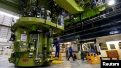 工作人员在英国的欣克利角B核电站里工作(2012年12月13日)