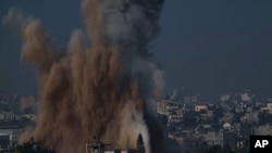 资料图片:2023年11月10日,星期五,从以色列南部可以看到以色列对加沙地带的空袭。(美联社)