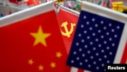 美国国旗、中国国旗和中共党旗 (路透社2019年5月10日)