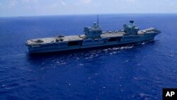 资料照片:英国“伊丽莎白”号航母行驶在地中海。(2021年6月20日)