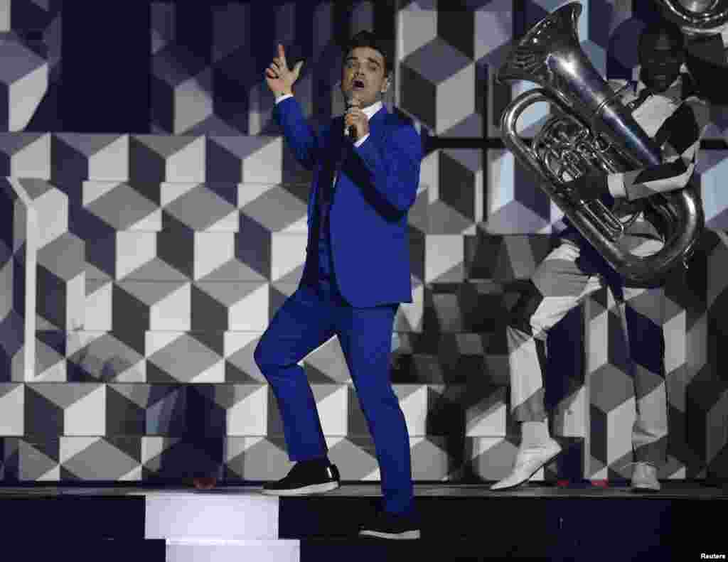 英国歌手罗比·威廉斯(Robbie Williams) 在伦敦演唱(2013年)。他参加了在曼彻斯特举行的慈善音乐会。