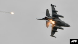 台湾空军飞行员驾驶美制F-16V战机参加年度汉光军演。(2021年7月16日)