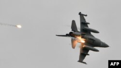 台湾空军飞行员驾驶美制F-16V战机参加年度汉光军演。(2021年7月16日)