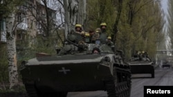 乌克兰军队的BMP-2步兵战车行驶在顿涅茨克州亚索夫恰尔镇的道路上。(2023年4月22日)