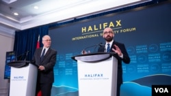 哈利法克斯国际安全论坛主席彼得·范·普拉(Peter Van Praagh,右)和加拿大国防部长比尔·布莱尔(Bill Blair)在第16届哈利法克斯国际安全论坛上致辞。