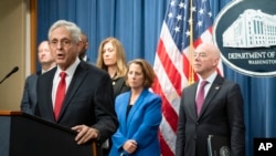司法部长和财政部、国土安全部等多家联邦机构领导人宣布打击芬太尼前体化学品供应链的行动,包括起诉和制裁。(2023年10月3日)