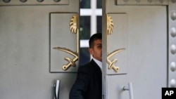 2018年10月9日,一名保安走进沙特阿拉伯驻伊斯坦布尔领馆。