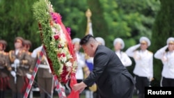 朝鲜官媒发表领导人金正恩2023年7月26日参谒中国人民志愿军烈士陵园的照片。