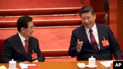 中共总书记习近平和前总书记胡锦涛在十九大开幕式上交谈(2017年10月18日)