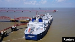 资料照:装载俄罗斯液化石油气的油轮2018年7月18日在中国江苏的南通港卸货。