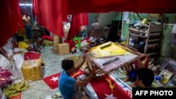 စက်တင်ဘာ ၇ ရက်နေ့က NLD ပါတီအလံကို တံဆိပ်ရိုက်နေစဉ်