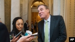 资料照:2021年6月10日,弗吉尼亚州民主党参议员沃纳在华盛顿国会大厦与记者交谈。