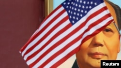 资料照:为欢迎美国时任总统特朗普访华,北京天安门毛泽东画像前飘扬的美国国旗。(2017年11月8日)