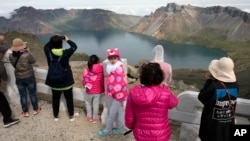 资料照:在朝鲜旅游的中国游客 (2018年8月18日)