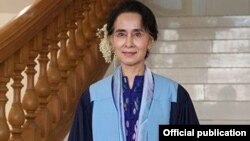 Royal College of Surgeons of Edinburgh ကချီးမြှင့်တဲ့ ကျောင်းရဲ့ ဂုဏ်ထူးဆောင် ဆုကို ဒေါ်အောင်ဆန်းစုကြည် လက်ခံယူခဲ့စဉ် ( February 10, 2015)