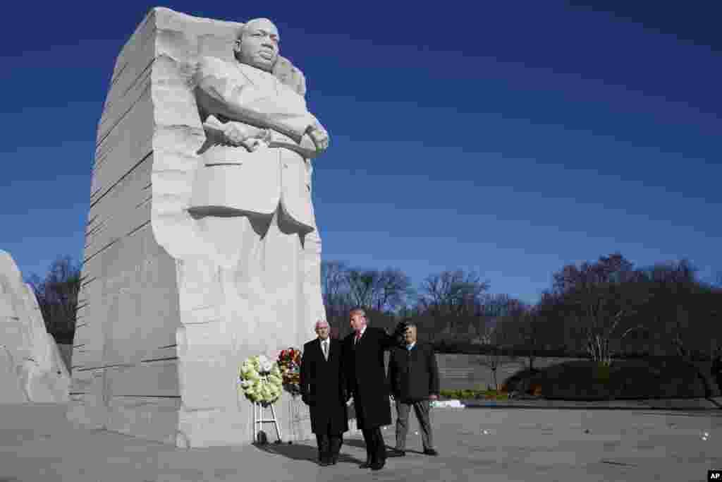 2019年1月21日美国总统特朗普和副总统彭斯参加了在华盛顿马丁·路德·金纪念园举行的纪念仪式,为他献上花圈。每年1月第三个星期一是美国的“马丁·路德·金日”。这一天,美国人纪念和庆祝非洲裔美国人民权运动领袖和偶像人物小马丁·路德·金的精神遗产。他在1968年遇刺身亡。这位浸信会牧师在1964年因推行非暴力抗争活动而获得诺贝尔和平奖。 美国总统约翰逊同年签署了具有里程碑意义的民权法案。